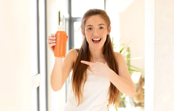 Pretty Woman Looking Excited Surprised Pointing Side Upwards Copy Space — Stock Photo, Image