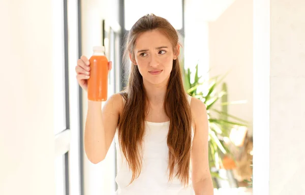 Vacker Kvinna Känner Sig Ledsen Upprörd Eller Arg Och Tittar — Stockfoto