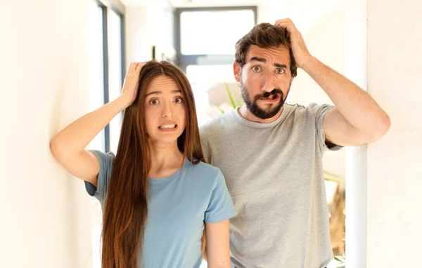 Jeune Couple Sentant Stressé Inquiet Anxieux Effrayé Les Mains Sur — Photo