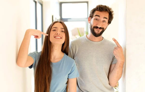 Joven Pareja Sonriendo Con Confianza Señalando Propia Amplia Sonrisa Positivo —  Fotos de Stock