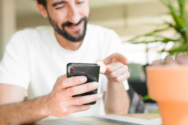 Joven Barbudo Con Teléfono Inteligente Casa — Foto de Stock