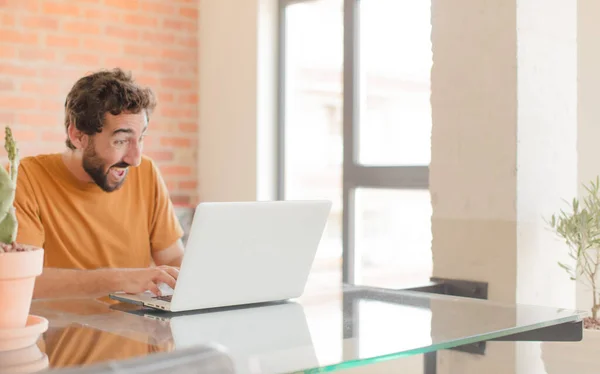 Jonge Man Met Baard Werken Thuis Met Een Laptop — Stockfoto