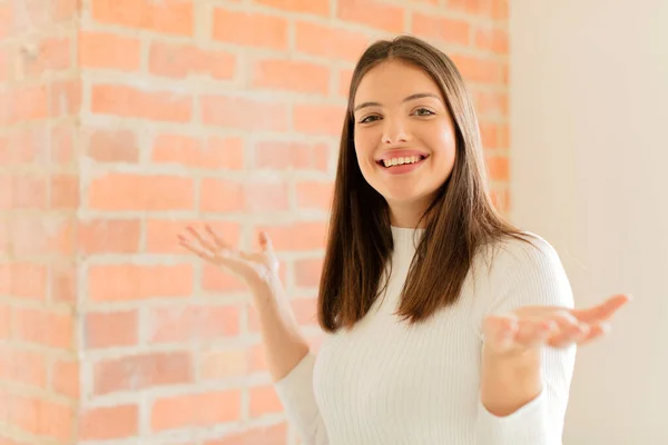 Giovane Donna Che Sembra Felice Arrogante Orgogliosa Soddisfatta Sentendosi Come — Foto Stock