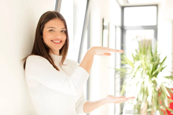 Bella Donna Sorridente Sentirsi Felice Positivo Soddisfatto Tenendo Mostrando Oggetto — Foto Stock