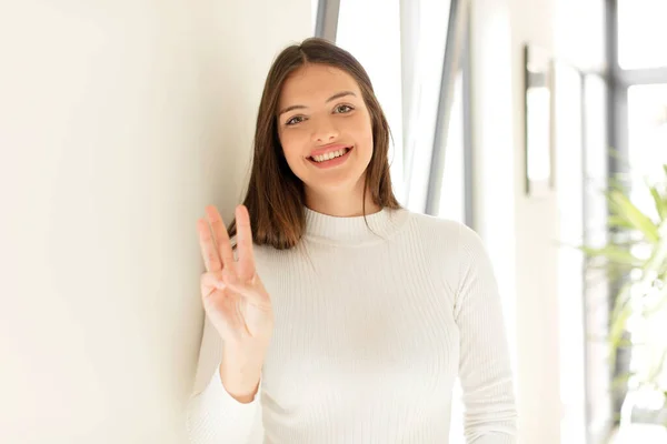 Hübsche Frau Lächelt Und Sieht Freundlich Aus Zeigt Nummer Drei — Stockfoto