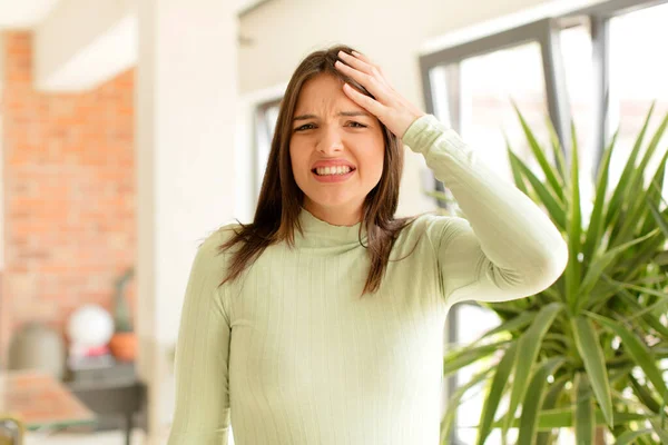 Mujer Bonita Entrando Pánico Sobre Plazo Olvidado Sentirse Estresado Tener —  Fotos de Stock