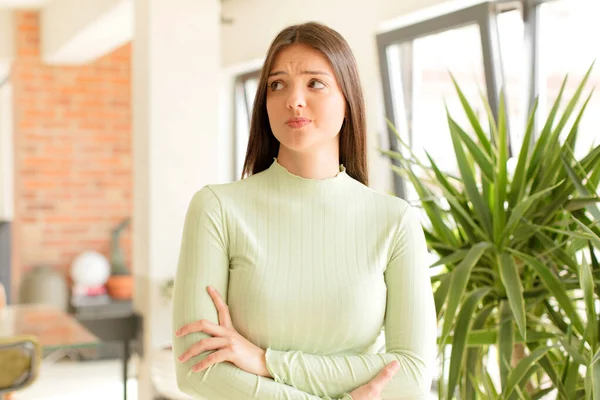 Mujer Bonita Buscando Desconcertado Confundido Preguntándose Tratando Resolver Problema Pensando — Foto de Stock