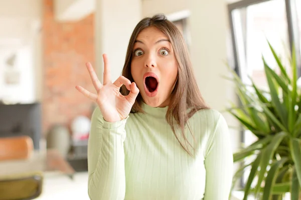 Bella Donna Sensazione Successo Soddisfatto Sorridente Con Bocca Spalancata Rendendo — Foto Stock