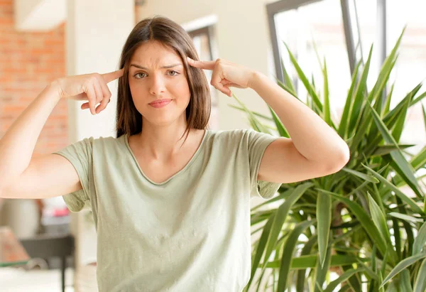 Hübsche Frau Mit Ernstem Und Konzentriertem Blick Brainstorming Und Nachdenken — Stockfoto