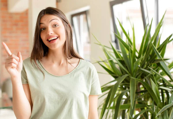 Mujer Bonita Sintiéndose Como Genio Feliz Emocionado Después Darse Cuenta — Foto de Stock