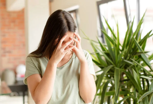 Mooie Vrouw Bedekken Ogen Met Handen Met Een Trieste Gefrustreerde — Stockfoto