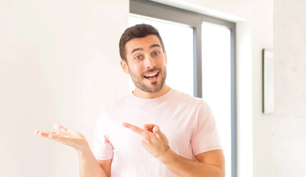 Homem Bonito Sorrindo Sentindo Feliz Despreocupado Satisfeito Apontando Para Conceito — Fotografia de Stock