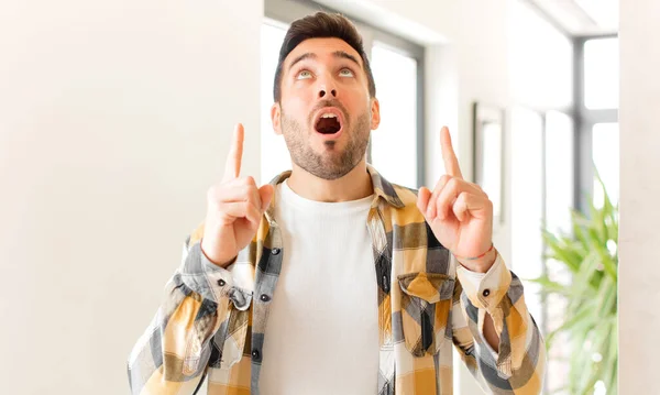 Hombre Guapo Mirando Sorprendido Asombrado Con Boca Abierta Apuntando Hacia — Foto de Stock