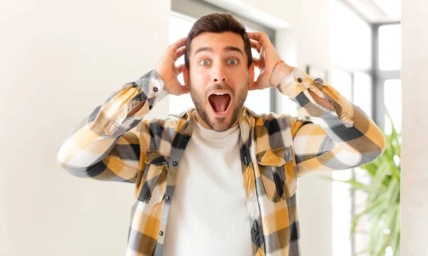 Homem Bonito Olhando Feliz Despreocupado Amigável Relaxado Desfrutando Vida Sucesso — Fotografia de Stock