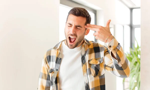 Hombre Guapo Buscando Infeliz Estresado Gesto Suicida Haciendo Señal Arma — Foto de Stock