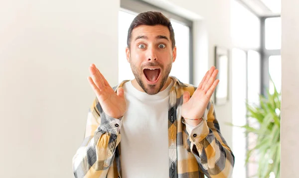 Homem Bonito Olhando Feliz Animado Chocado Com Uma Surpresa Inesperada — Fotografia de Stock