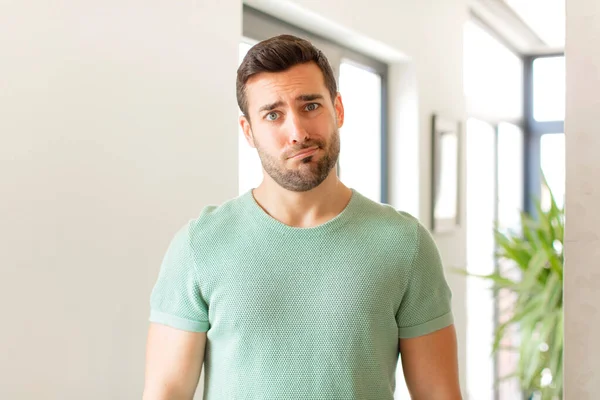 Homem Bonito Sentindo Confuso Duvidoso Perguntando Tentando Escolher Tomar Uma — Fotografia de Stock