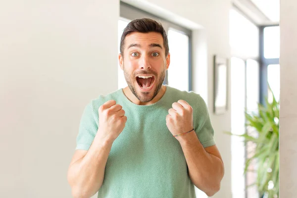 Hombre Guapo Gritando Triunfalmente Riendo Sintiéndose Feliz Emocionado Mientras Celebra —  Fotos de Stock