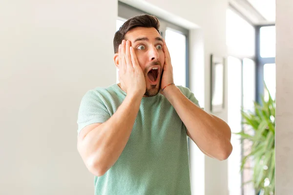 Hombre Guapo Sintiéndose Feliz Emocionado Sorprendido Mirando Lado Con Ambas — Foto de Stock