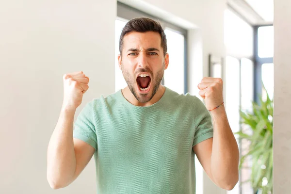 Hombre Guapo Gritando Agresivamente Con Una Expresión Enojo Con Los —  Fotos de Stock