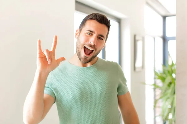 Hombre Guapo Sentirse Feliz Divertido Seguro Positivo Rebelde Haciendo Rock —  Fotos de Stock