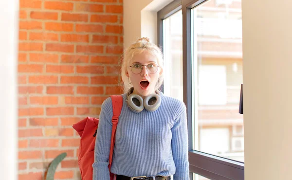 Mooie Student Kijken Zeer Geschokt Verrast Staren Met Open Mond — Stockfoto