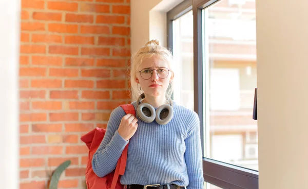 Mooie Student Voelt Zich Verdrietig Zeurderig Met Een Ongelukkige Blik — Stockfoto