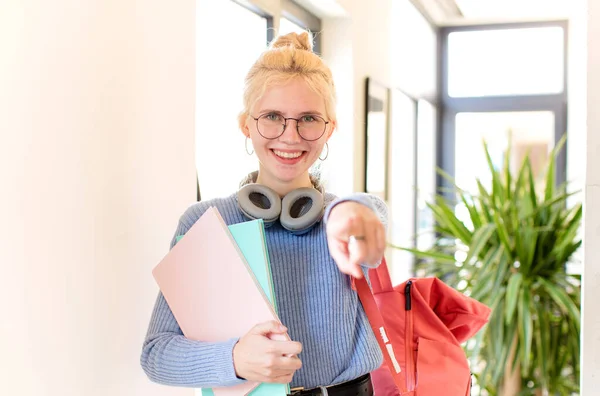 Mooie Student Wijzen Naar Camera Met Een Tevreden Zelfverzekerde Vriendelijke — Stockfoto