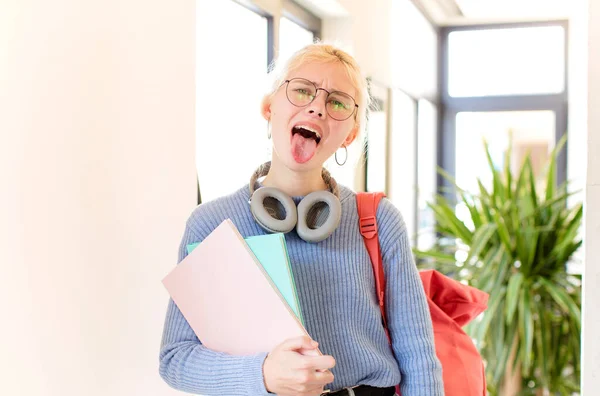 Mooie Student Met Vrolijke Zorgeloze Rebelse Houding Grappen Maken Tong — Stockfoto