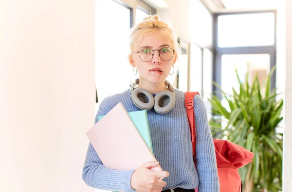 Mooie Student Kijken Verbaasd Verward Bijtende Lip Met Een Nerveus — Stockfoto