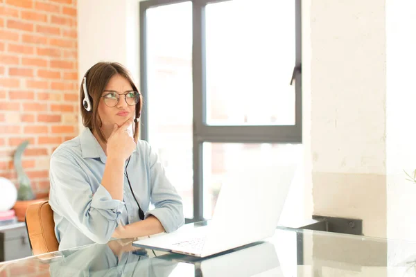 Ganska Telemarketer Tänkande Känsla Tveksam Och Förvirrad Med Olika Alternativ — Stockfoto