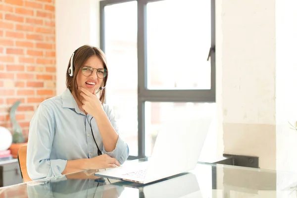 Mooie Telemarketer Met Mond Ogen Wijd Open Hand Kin Zich — Stockfoto