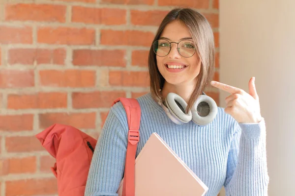 Mooie Student Glimlachend Vol Vertrouwen Wijzen Naar Een Eigen Brede — Stockfoto