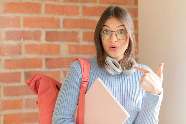 Mooie Student Die Zich Gelukkig Verrast Trots Voelt Wijzend Naar — Stockfoto