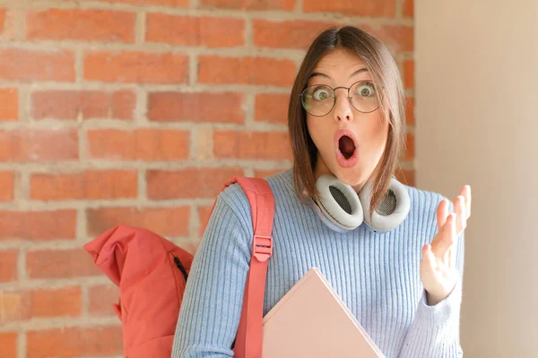 Mooie Student Voelt Zich Zeer Geschokt Verrast Angstig Paniekerig Met — Stockfoto