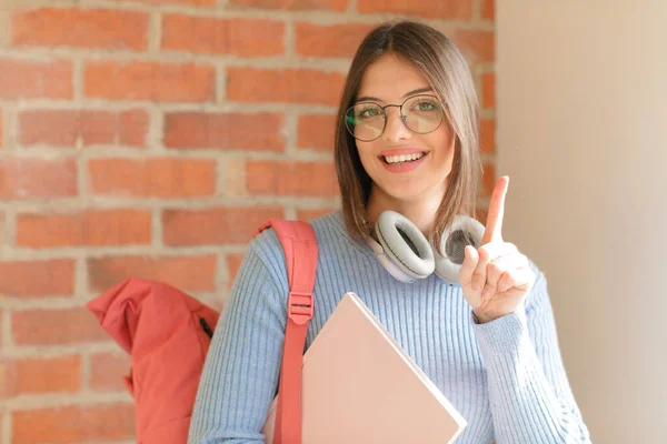 Mooie Student Glimlachen Kijken Vriendelijk Tonen Nummer Een Eerste Met — Stockfoto