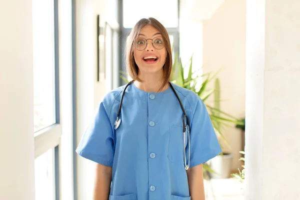 Mooie Verpleegster Zoek Gelukkig Aangenaam Verrast Opgewonden Met Een Gefascineerde — Stockfoto