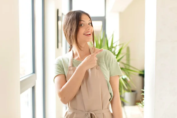 Mujer Bonita Mirando Emocionada Sorprendida Apuntando Hacia Lado Hacia Arriba —  Fotos de Stock