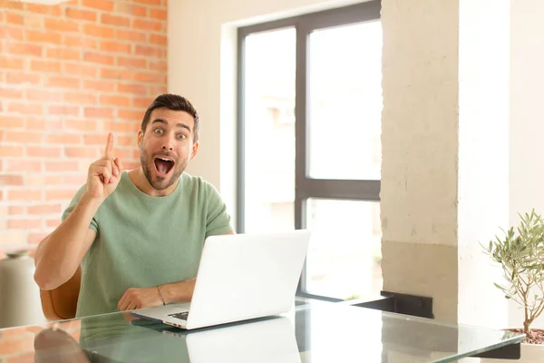 Homem Bonito Sentindo Como Gênio Feliz Animado Depois Perceber Uma — Fotografia de Stock