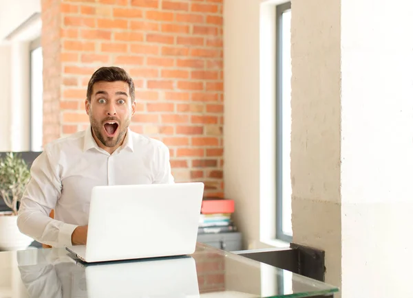 Hombre Negocios Guapo Mirando Muy Sorprendido Sorprendido Mirando Con Boca — Foto de Stock