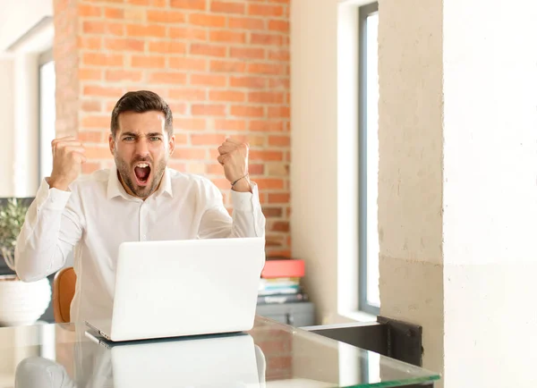 Empresário Bonito Gritando Agressivamente Com Uma Expressão Irritada Com Punhos — Fotografia de Stock