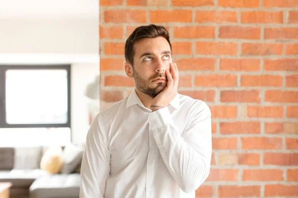 Homem Negócios Bonito Sentindo Entediado Frustrado Sonolento Depois Uma Tarefa — Fotografia de Stock