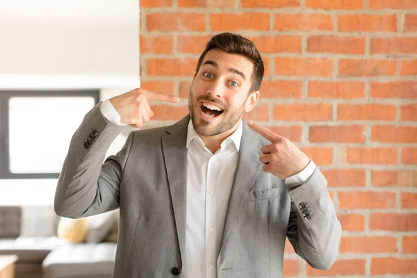 Bonito Empresário Sorrindo Confiantemente Apontando Para Próprio Sorriso Largo Positivo — Fotografia de Stock