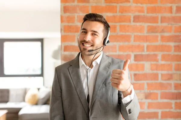 Pohledný Telemarketer Pocit Hrdosti Bezstarostný Sebevědomý Šťastný Pozitivním Úsměvem Palci — Stock fotografie