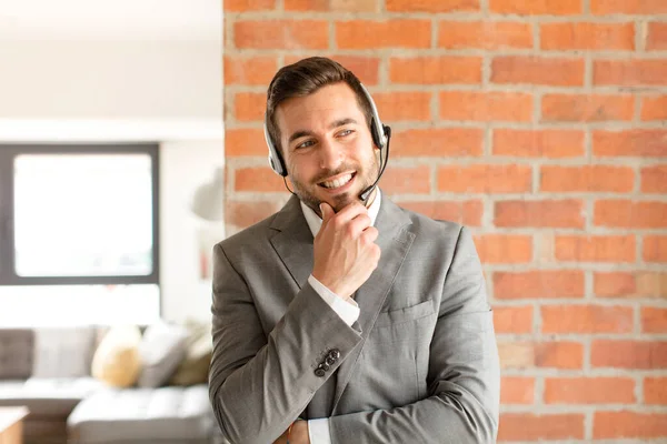 Telemarketer Bonito Sorrindo Com Uma Expressão Feliz Confiante Com Mão — Fotografia de Stock