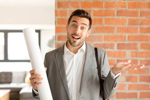 Arquitecto Guapo Sonriendo Alegremente Sintiéndose Feliz Mostrando Concepto Espacio Copia — Foto de Stock