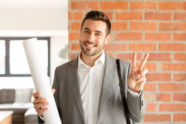 Arquiteto Bonito Sorrindo Olhando Amigável Mostrando Número Dois Segundo Com — Fotografia de Stock