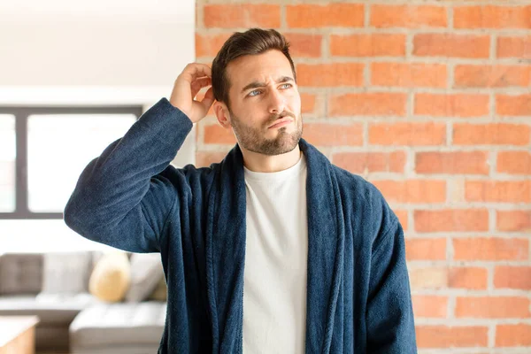 Hombre Guapo Sintiéndose Desconcertado Confundido Arañando Cabeza Mirando Lado — Foto de Stock