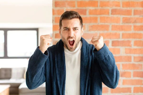 Bel Homme Criant Agressivement Avec Une Expression Colère Avec Les — Photo