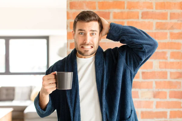 Homem Bonito Sentindo Estressado Preocupado Ansioso Assustado Com Mãos Cabeça — Fotografia de Stock